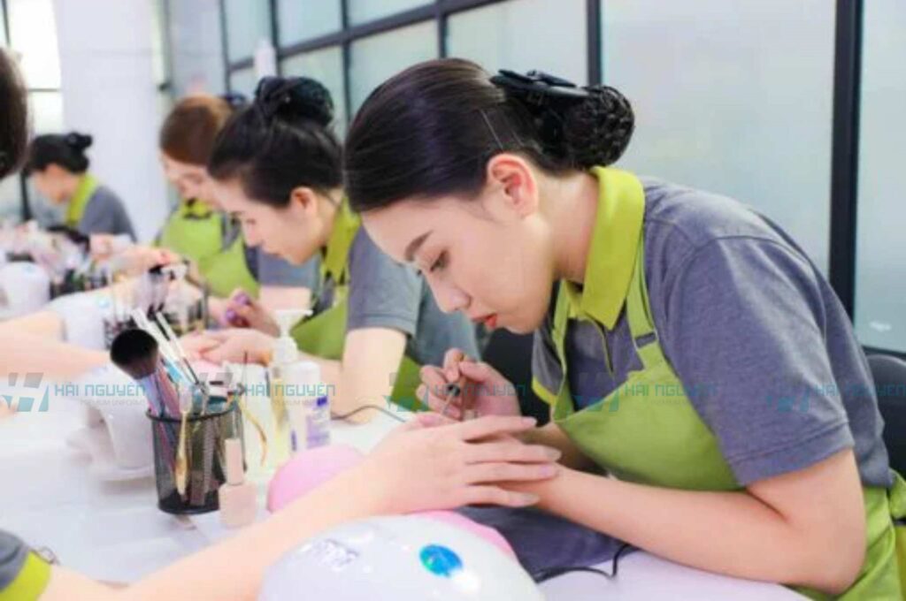 Lợi ích của chiếc tạp dề đồng phục tiệm nail giá tốt