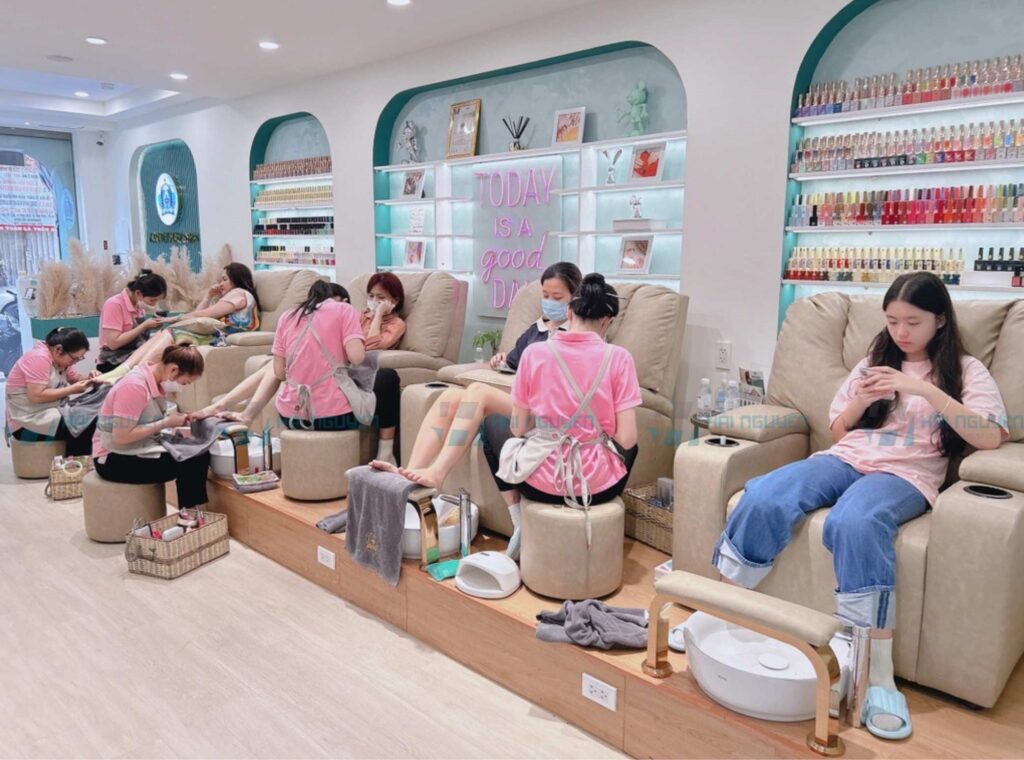 Nhân viên chuyên nghiệp hơn trong chiếc tạp dề làm nail đẹp