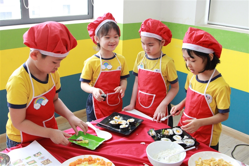 Master chef nhí trổ tài nấu nướng