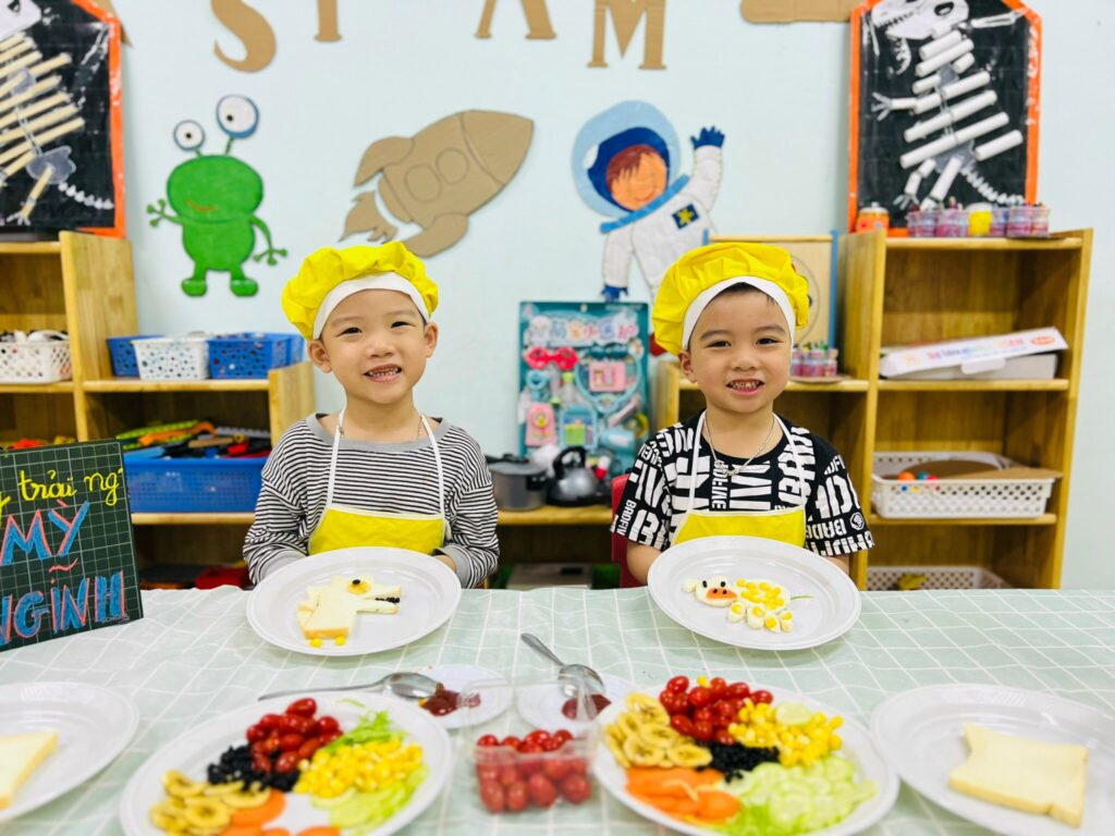 Quần áo sạch sẽ cùng đồng phục bếp nấu ăn bé mầm non