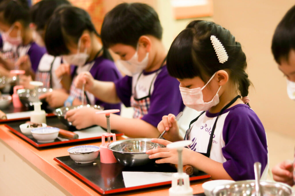 Tạp dề bếp trẻ em bảo vệ quần áo cho bé nấu ăn