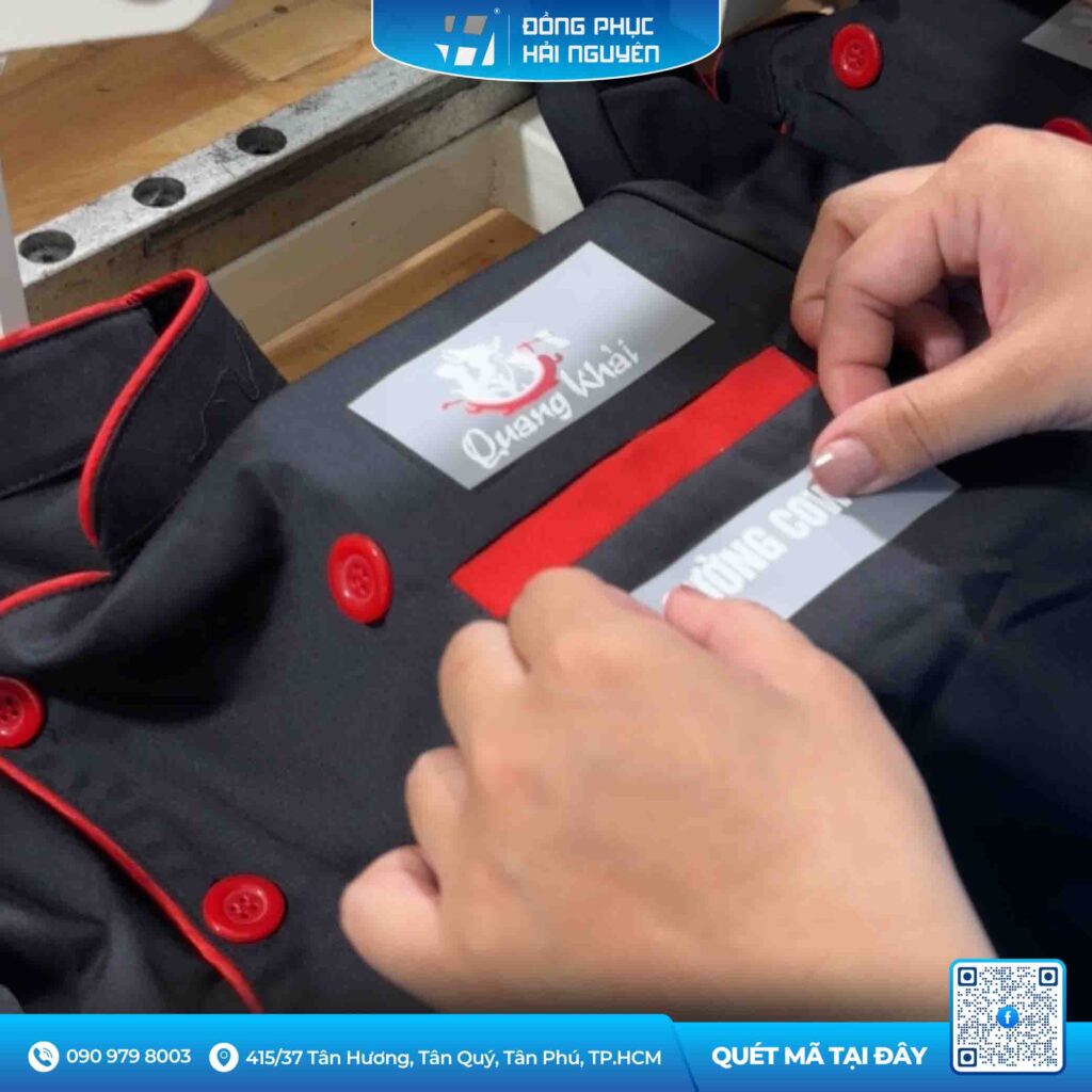 Công đoạn in logo áo bếp tại Hải Nguyên