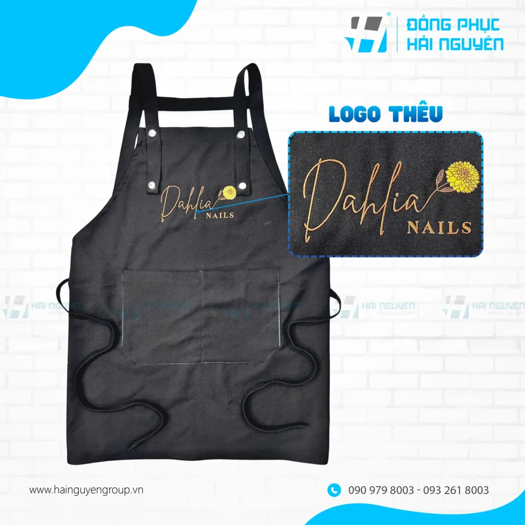 Mẫu tạp dề màu đen sang trọng dành cho thợ làm nail, được thêu logo thương hiệu sắc nét theo dịch vụ in tạp dề số lượng ít.