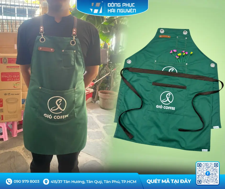 Nhân viên phục vụ quán cafe mặc tạp dề màu xanh rêu có in logo thương hiệu nổi bật, giải pháp hoàn hảo cho nhu cầu in tạp dề số lượng ít