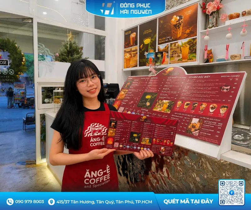 Nhân viên phục vụ mặc mẫu may tạp dề đồng phục màu đỏ chuyên nghiệp tại quán cafe