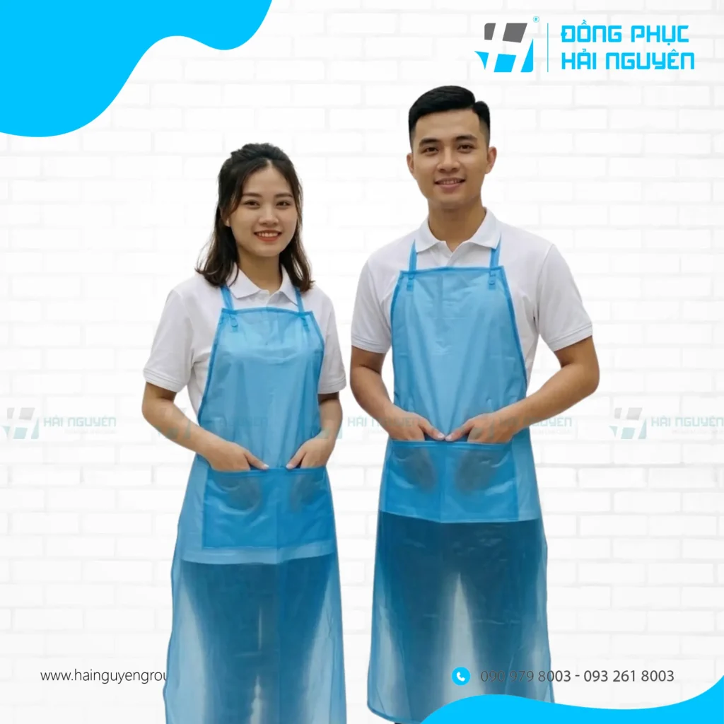 Mẫu tạp dề nhựa chống nước màu xanh dương có túi tiện lợi cho nhân viên chế biến và phục vụ.