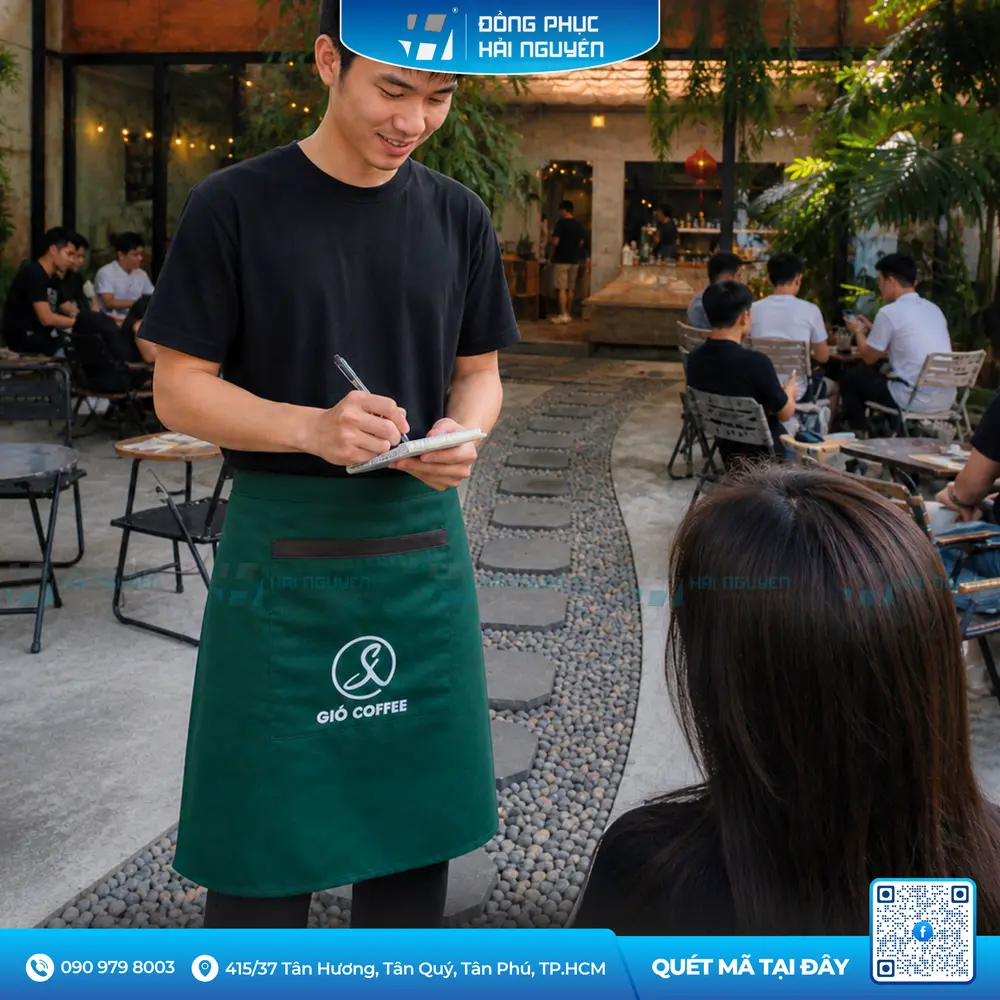 Nhân viên phục vụ mặc tạp dề quán cafe dáng ngắn màu xanh lá cây chuyên nghiệp
