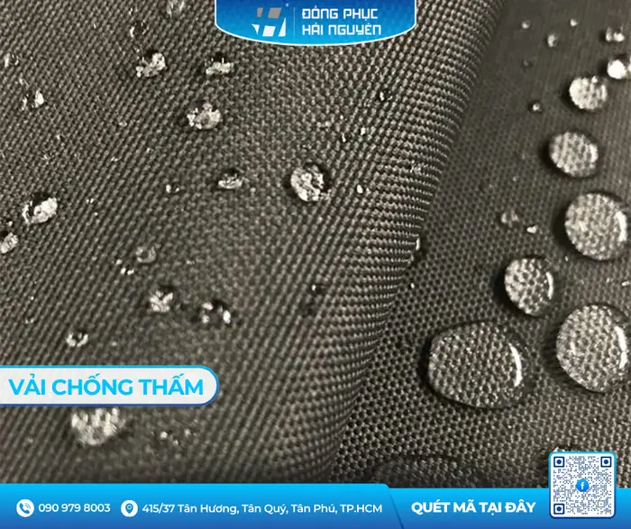 Cận cảnh khả năng trượt nước của chất liệu vải chống thấm dùng để may tạp dề đồng phục chuyên dụng.