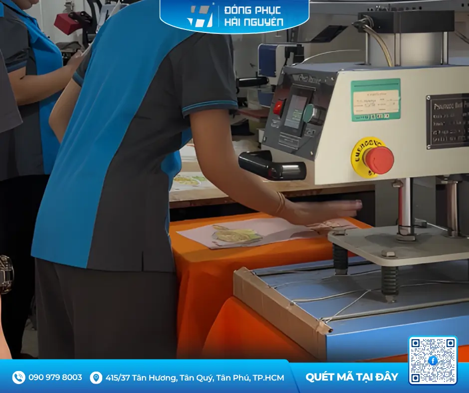 Quy trình in logo sắc nét khi may tạp dề đồng phục tại xưởng sản xuất chuyên nghiệp TPHCM.