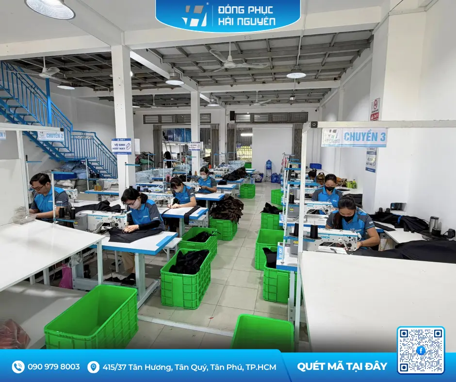 Toàn cảnh công nhân đang làm việc tại xưởng may tạp dề đồng phục quy mô lớn của Hải Nguyên.